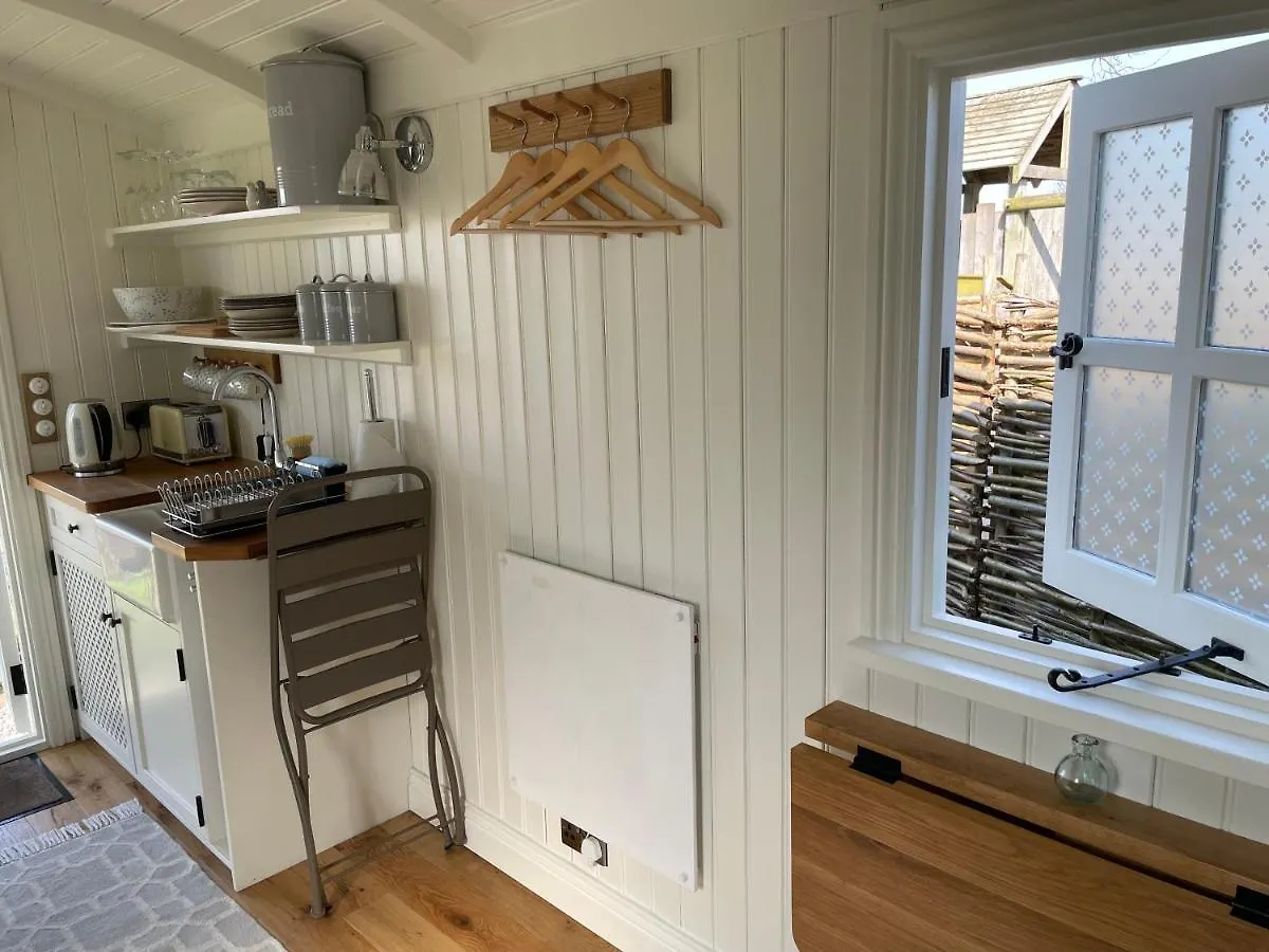 Сasa de vacaciones The Hut By The River York