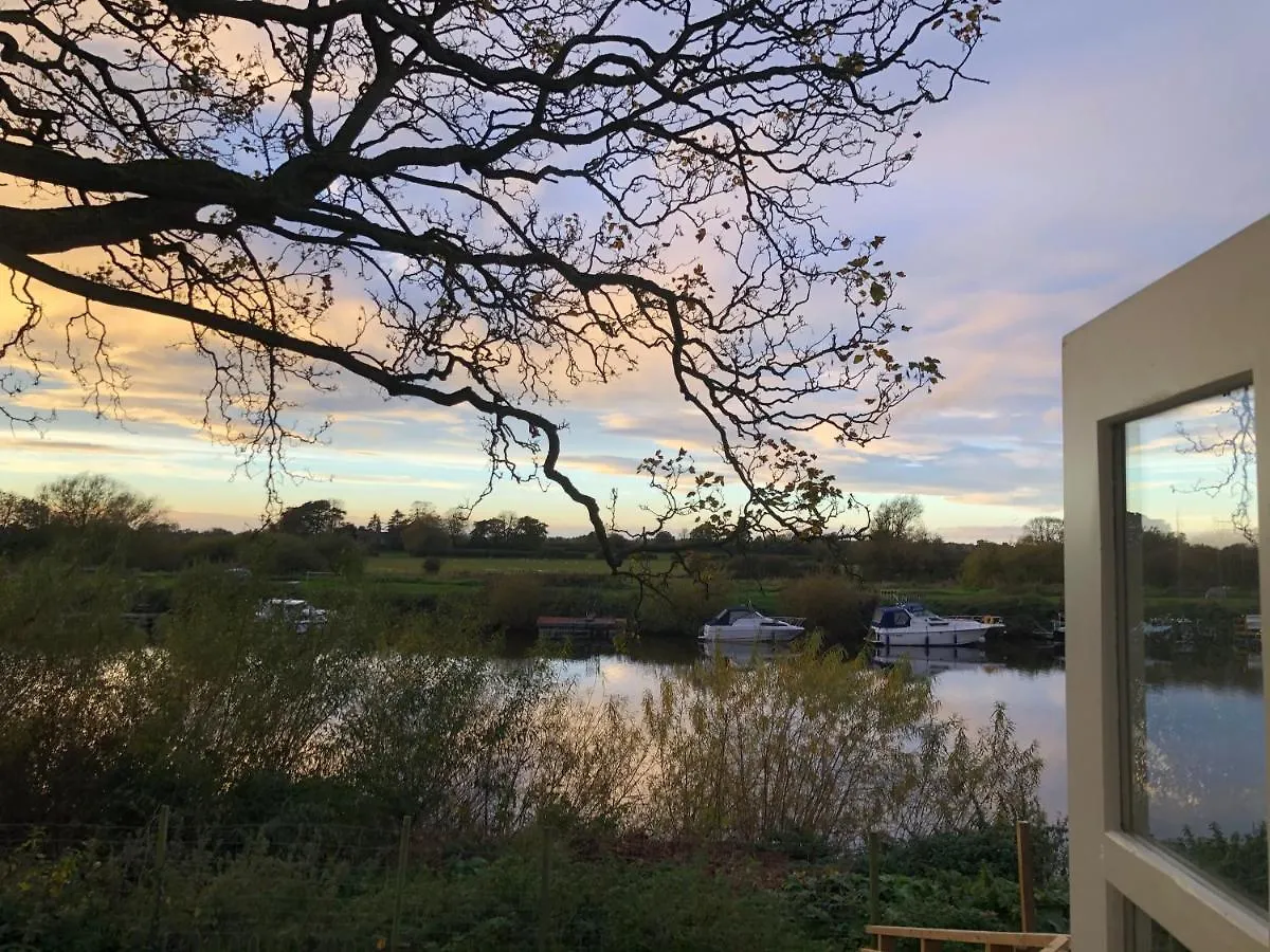 The Hut By The River York Holiday home